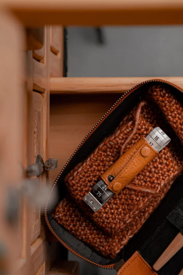 Enya_Etui-Embroidery-QB-4380-Whisky_1080x