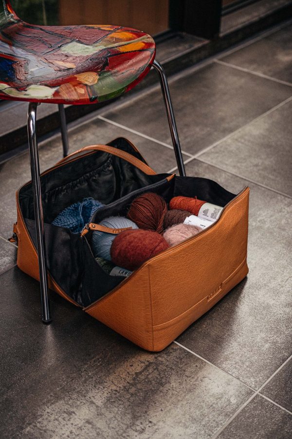 Cleo_XL_Project_Bag-pre-news-BA-28224R1-Whisky_1800x1800